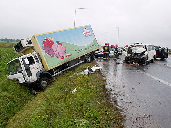 Zderzenie tira z busem - 1 ofiara śmiertelna, 8 rannych