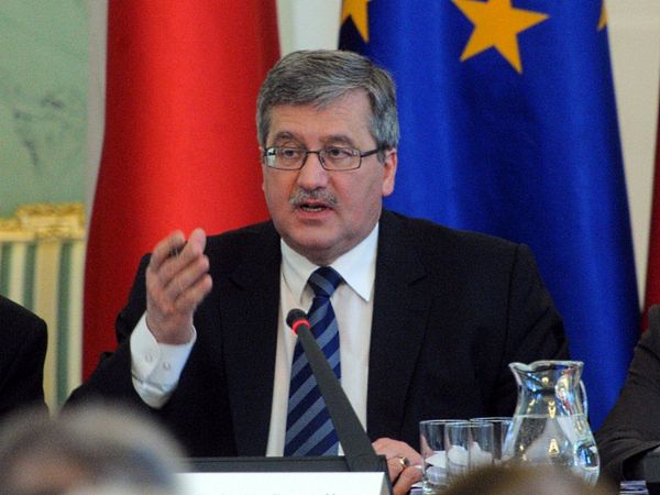 Komorowski pozywa za "alkohol i żarty po katastrofie"