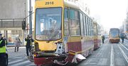 Tramwaj zderzył się z samochodem w Łodzi. Dwie osoby nie żyją. Motorniczy był pijany