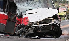 Zderzenie tira z busem na krajowej 4 w Łapczycy. Wielu rannych