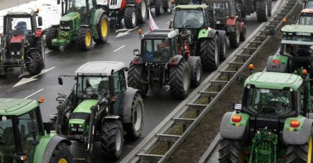 Pierwsi rolnicy już w Warszawie. O godz. 14 spotkanie z Markiem Sawickim