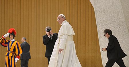 Franciszek przyszedł na mszę na piechotę. Wiernych całował w policzek