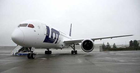 W Warszawie wylądował polski Dreamliner - pierwszy taki samolot w Europie