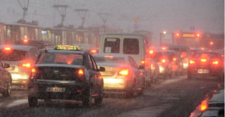Polska zmaga się ze skutkami orkanu "Ksawery". Fatalne warunki na drogach