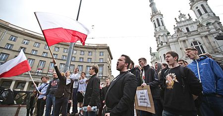 Narodowcy blokowali odbudowę tęczy na pl. Zbawiciela. Interweniowała policja