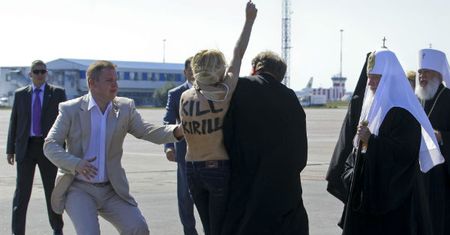 Aktywistka Femen z nagim biustem rzuciła się w kierunku Cyryla