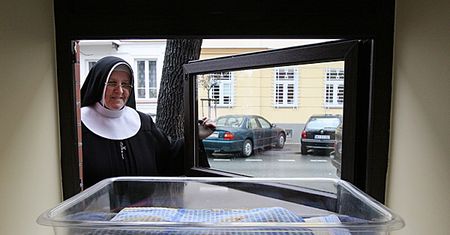 Wrocław: niemowlę w oknie życia. Urodziło się kilka godzin wcześniej
