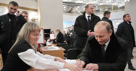 Partia Putina ma większość, ale mniej mandatów