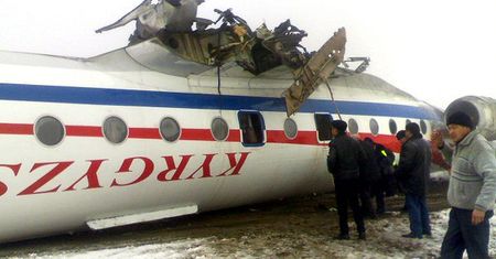 Tu-134 spadł na pas startowy i zapalił się - są ranni