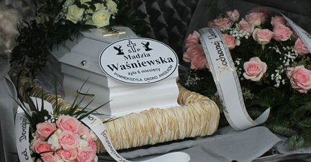 Pożegnali małą Madzię - zabrakło miejsca w kościele