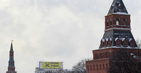 "Putin, odejdź" - wielki baner przed Kremlem