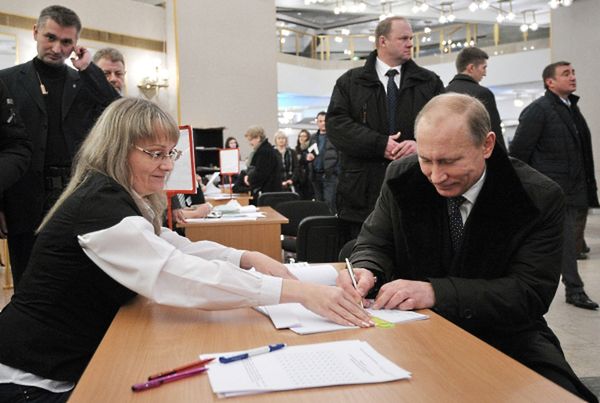 Władimir Putin oddaje głos w wyborach