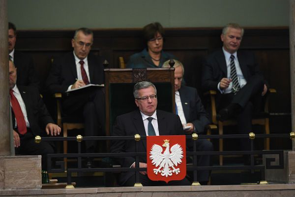 Prezydent Bronisław Komorowski podczas expose wygłaszanego przez Ewę Kopacz