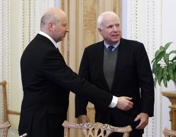 P.o. ukraińskiego prezydenta Ołeksandr Turczynow i senator John McCain