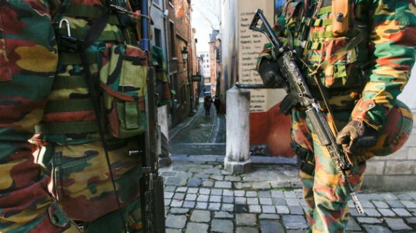 Uzbrojeni żołnierze na jednej z ulic w Brukseli