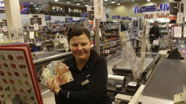 Kasjerka w markecie w Wilnie. Od 1 stycznia od północy na Litwie obowiązuje euro