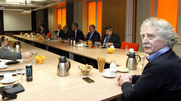 Mediator Longin Komołowski podczas rozmów strajkujących związków z zarządem JSW