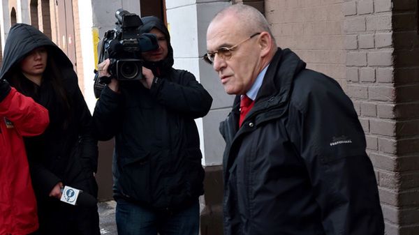 Były senator Aleksander Gawronik opuszcza areszt śledczy w Krakowie