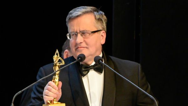 Bronisław Komorowski podczas Gali Liderów Polskiego Biznesu 2015. Prezydent odebrał Nagrodę Specjalną