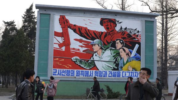 Propagandowy plakat w Phenianie