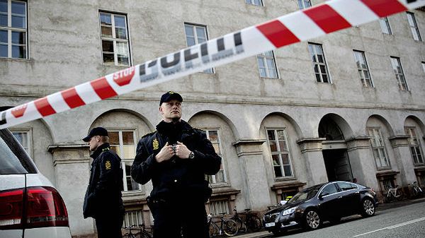 Policja przed wejściem do więzienia