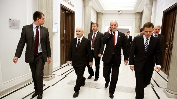 Prezes PiS Jarosław Kaczyński, poseł PiS Antoni Macierewicz oraz rzecznik PiS Adam Hofman
