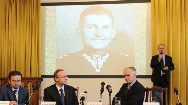 Minister sprawiedliwości Jarosław Gowin (P), prezes Instytutu Pamięci Narodowej dr Łukasz Kamiński (C), Wiceprezydent Warszawy Michał Olszewski (P) i dr Krzysztof Szwagrzyk