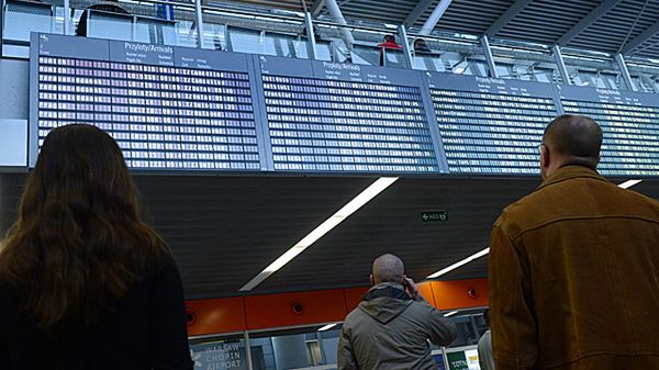 Gęsta mgła spowodowała utrudnienia na lotniskach w Polsce.