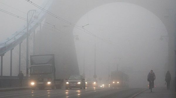 Mgła spowodowała wiele utrudnień na polskich drogach i lotniskach.