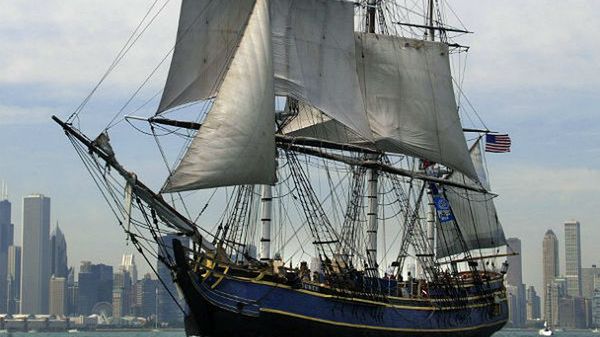 Żaglowiec został zbudowany w 1962 r. na potrzeby filmu "Bunt na Bounty"