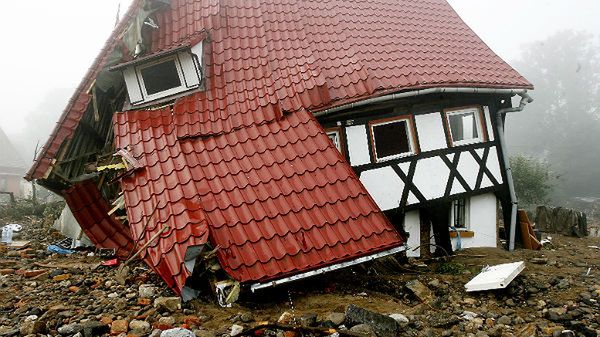 Jeden ze zniszczonych domów po powodzi w Bogatyni
