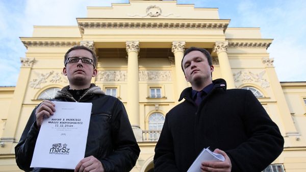 Prezes stowarzyszenia Marsz Niepodległości Witold Tumanowicz (P) i szef Młodzieży Wszechpolskiej Robert Winnicki (L)