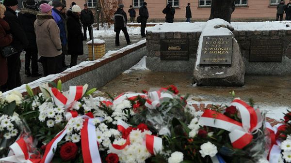 Uroczystość odsłonięcia pamiątkowej tablicy poświęconej ofiarom katastrofy promu "Jan Heweliusz"