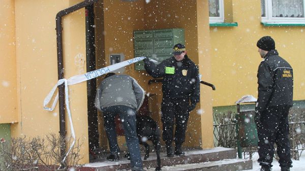 Policja i straż miejska przed wejściem do bloku przy ul. Cegielnianej 14 w Sanoku.