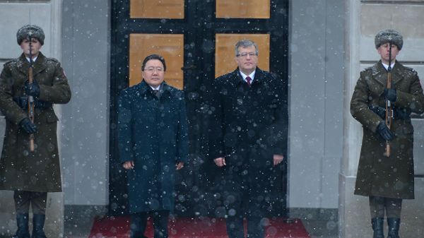 Cachiagijn Elbegdordż podczas ceremonii powitania na dziedzińcu Pałacu Prezydenckiego