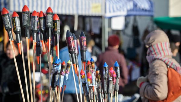 Zabawa z petardami w obecności dzieci wymaga szczególnej ostrożności