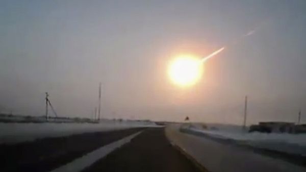 Przelot meteorytów filmowało wielu mieszkańców, zaskoczonych wybuchami i rozbłyskami