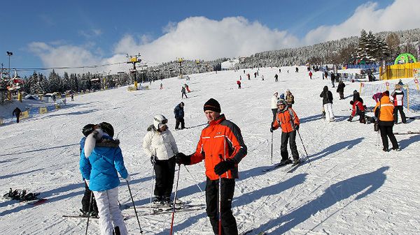 Narciarze na Polanie Szymoszkowej