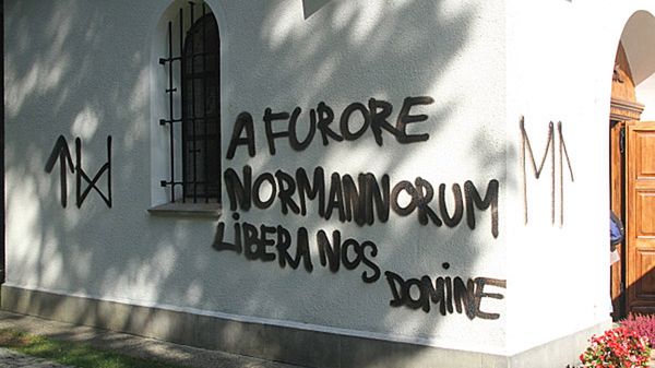 Napis "A furore Normannonum libera nos Domine" (Przed wściekłością Normanów uchowaj nas Panie) na ścianie kaplicy