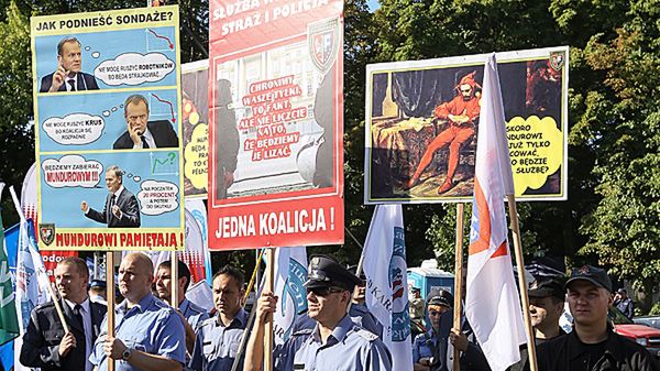Pikieta związków zawodowych służb mundurowych przed sejmem