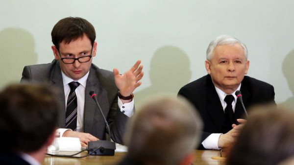 Daniel Obajtek (z lewej)podczas posiedzenia zespołu parlamentarnego