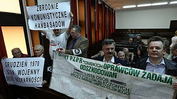 Publiczność na sali sądowej.