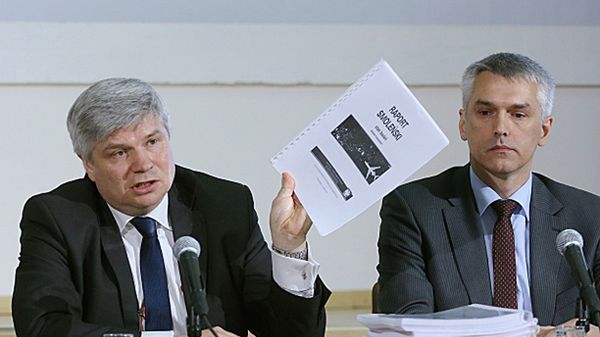 Szef zespołu przy KPRM Maciej Lasek (L) oraz inż. Piotr Lipiec (P) z Państwowej Komisji Badania Wypadków Lotniczych