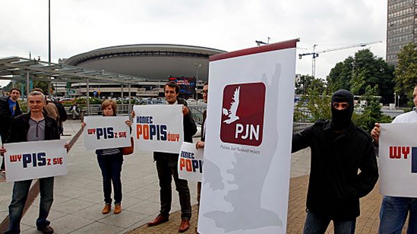 Pikieta PJN w Katowicach, gdzie rozpoczął się IV Kongres PiS.