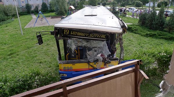 Aby wydobyć kierowcę autobusu, strażacy musieli rozcinać blachę