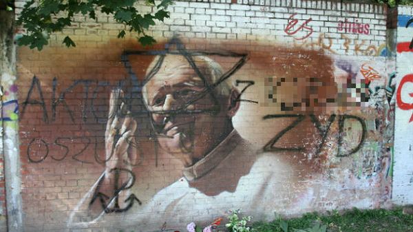 Zdewastowany mural z Janem Pawłem II