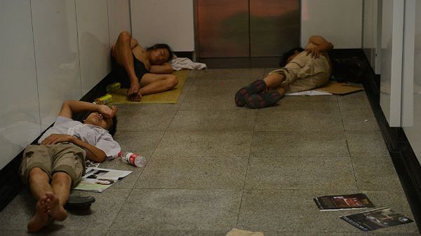 Ludzie chronią się przed upałem na stacjach metra