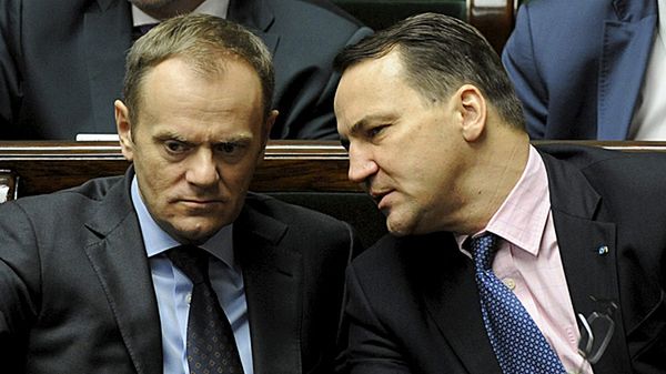 Premier Donald Tusk i minister spraw zagranicznych Radosław Sikorski