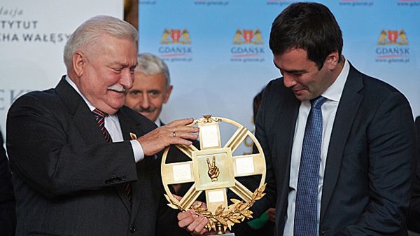 Paweł Chodorkowski w imieniu ojca, odbiera Nagrodę Lecha Wałęsy z rąk byłego prezydenta RP.