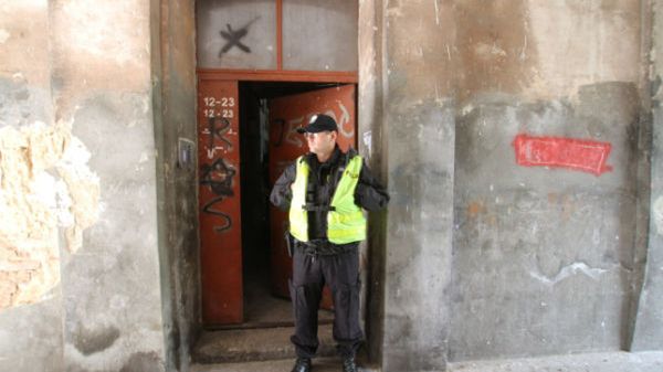 Wejście do kamienicy, w której mieszkała mała Nadia